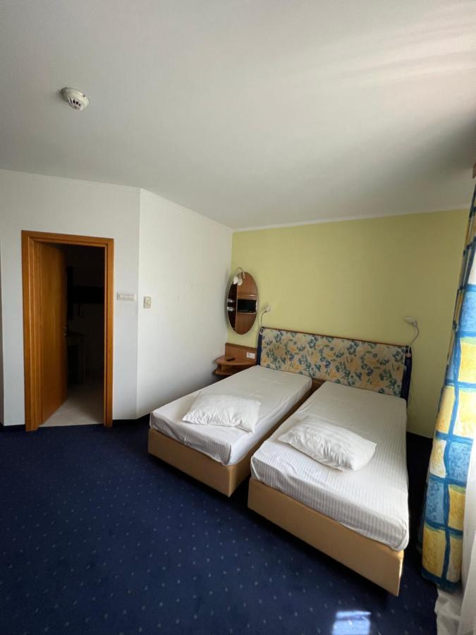 Hotel Doi Taurasi Afumaţi Esterno foto