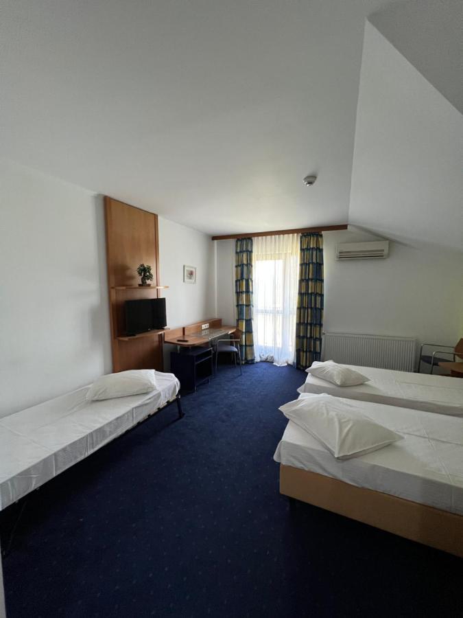 Hotel Doi Taurasi Afumaţi Esterno foto