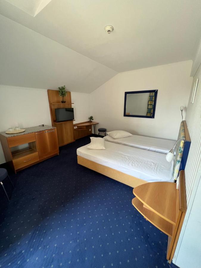 Hotel Doi Taurasi Afumaţi Esterno foto