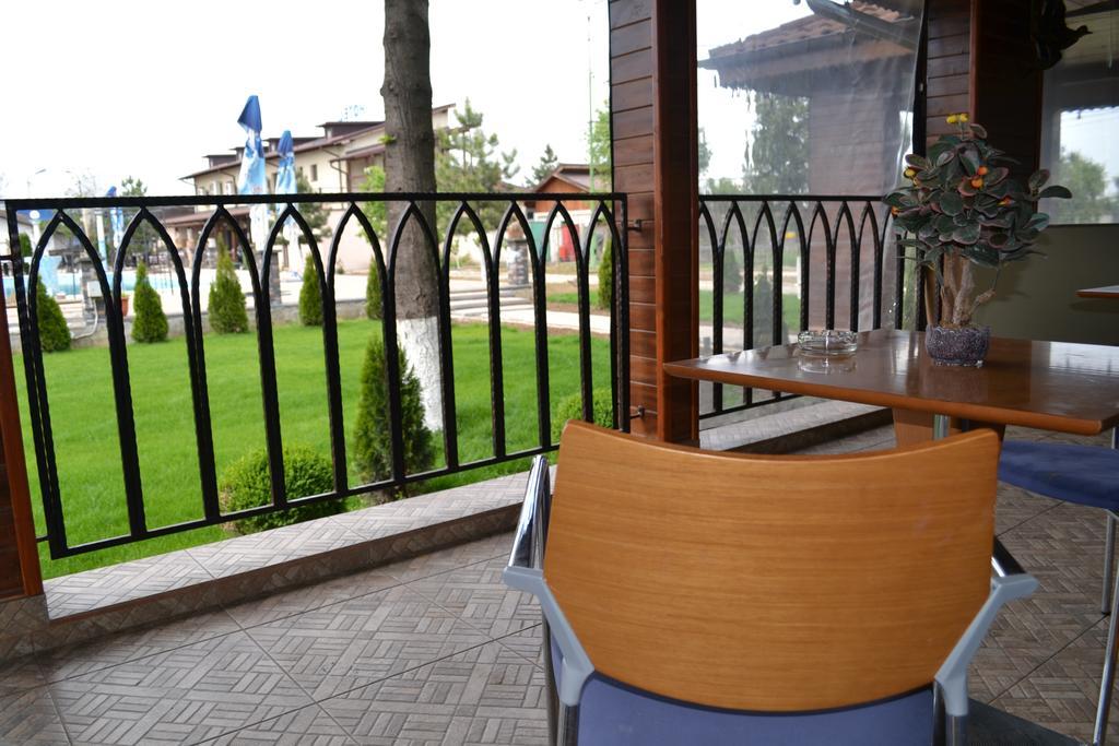 Hotel Doi Taurasi Afumaţi Esterno foto
