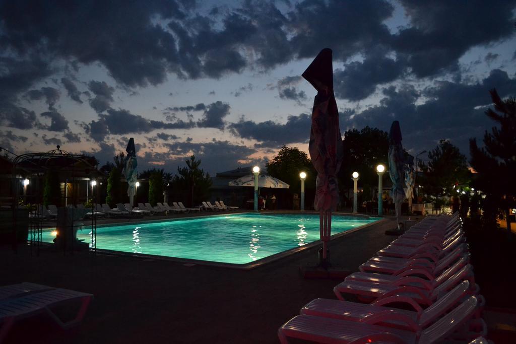 Hotel Doi Taurasi Afumaţi Esterno foto