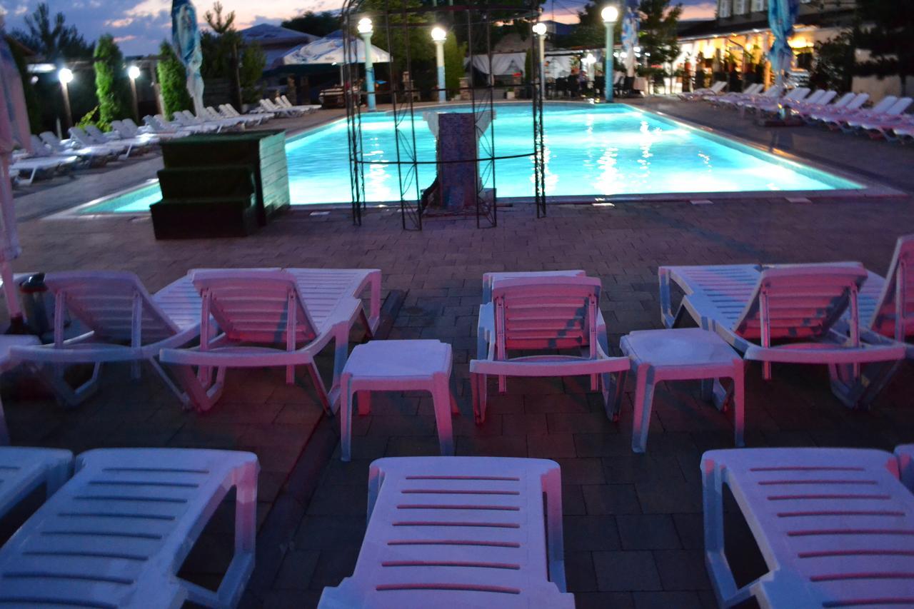 Hotel Doi Taurasi Afumaţi Esterno foto